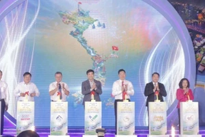 Lãnh đạo Thành phố Hồ Chí Minh và các đại biểu thực hiện nghi thức khai mạc Tuần lễ sản phẩm OCOP.