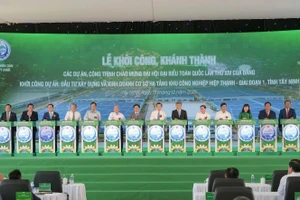 Nguyên Ủy viên Bộ Chính trị, nguyên Chủ tịch nước Trương Tấn Sang cùng các đại biểu thực hiện nghi thức khởi công khu công nghiệp Hiệp Thạnh - giai đoạn 1 tại Tây Ninh.