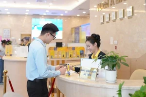 Khách hàng giao dịch tại Ngân hàng Thương mại cổ phần Nam Á (Nam A Bank).