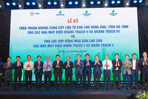 Các đồng chí lãnh đạo chúc mừng Lễ ký kết.