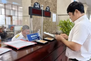 Người nộp thuế làm thủ tục kê khai tại Thuế Thành phố Hồ Chí Minh. (Ảnh: ANH TUẤN)