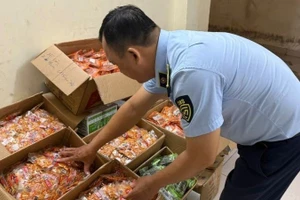 Nhiều thực phẩm kém chất lượng bị lực lượng quản lý thị trường Thành phố Hồ Chí Minh phát hiện.