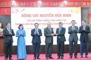 Ông Trần Công Kha, Bí thư Đảng ủy, Chủ tịch VRG tặng biểu trưng cây cao-su cho Phó Thủ tướng Thường trực Chính phủ Nguyễn Hòa Bình.