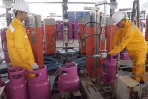 Công nhân chiết nạp gas tại Công ty cổ phần Kinh doanh LPG Việt Nam.