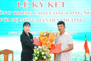 Bà Lê Thị Mỹ Hằng, Chủ tịch Hội đồng quản trị QHC Group trao biên bản ký kết hợp tác phát triển vùng trồng cao lương với đại diện các hộ nông dân địa phương.