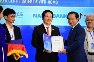 Ông Nguyễn Văn Được, Ủy viên Trung ương Đảng, Phó Bí thư Thành ủy, Chủ tịch Ủy ban nhân dân Thành phố Hồ Chí Minh, Phó Chủ tịch Hội đồng điều hành VIFC-HCMC trao Chứng nhận Thành viên chiến lược cho đại diện Nam A Bank.