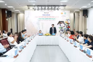 Quang cảnh tọa đàm “Góp ý sửa đổi Luật An toàn thực phẩm: Chặn thực phẩm bẩn từ gốc”. (Ảnh: Thuận Văn)