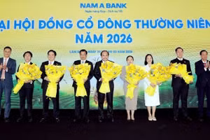 Thành viên Hội đồng quản trị nhiệm kỳ mới nhận hoa chúc mừng