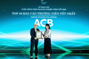 Ông Đàm Văn Tuấn, Phó Tổng Giám đốc ACB nhận giải thưởng tại VLCA 2025.