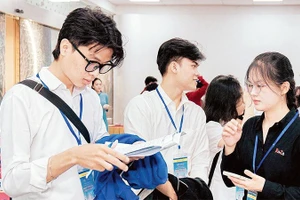 Khách hàng trẻ tìm hiểu thông tin các gói tín dụng hỗ trợ mua nhà.