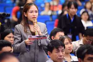 Hộ kinh doanh đặt câu hỏi cán bộ thuế tại Hội thảo “Hộ kinh doanh: Minh bạch dòng tiền, mở rộng cơ hội kinh doanh”.