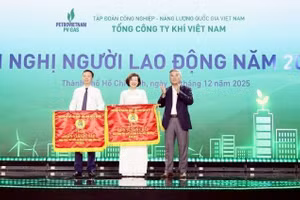 Đồng chí Đỗ Chí Thanh - Phó Tổng Giám đốc Petrovietnam trao cờ thi đua của Công đoàn Petrovietnam cho các tập thể của PV GAS.