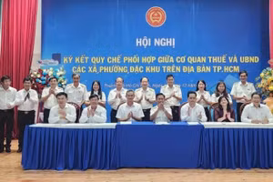 Đại diện Thuế Thành phố Hồ Chí Minh ký kết Quy chế phối hợp công tác quản lý thuế cùng chính quyền cơ sở.