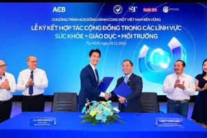 Lãnh đạo ACB trao ký kết hợp tác với đại diện Quỹ bảo tồn động thực vật hoang dã Việt Nam. 