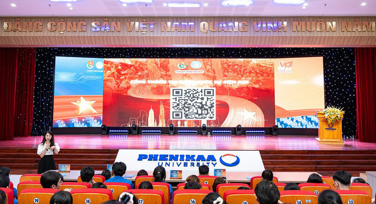 Permanent Vice President of Hanoi City Student Association Vu Thi Minh Hang disseminated training content to 700 volunteers. pka0102720250821153946.jpg