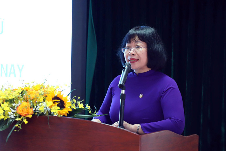 Phó Giáo sư, Tiến sĩ Dương Kim Anh, Phó Giám đốc Học viện Phụ nữ Việt Nam, phát biểu ý kiến tại Hội thảo. ff72d4d6535de703be4c.jpg