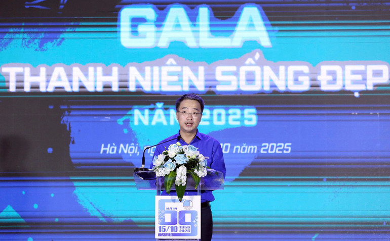 Đồng chí Nguyễn Tường Lâm phát biểu ý kiến tại Gala. 09a768c9d8a155ff0cb0.jpg