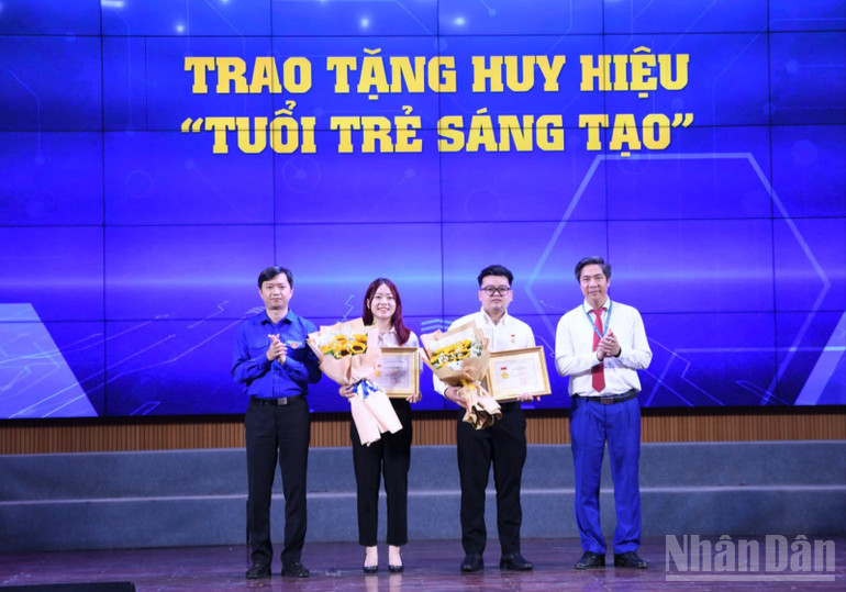 Bí thư Trung ương Đoàn, Chủ tịch Hội Sinh viên Việt Nam Nguyễn Minh Triết và Giám đốc Học viện Tài chính Nguyễn Đào Tùng (lần lượt ngoài cùng bên trái và bên phải) trao Huy hiệu "Tuổi trẻ sáng tạo" tặng các cá nhân tiêu biểu. ndo_br_55785db6af791b274268-8645.jpg