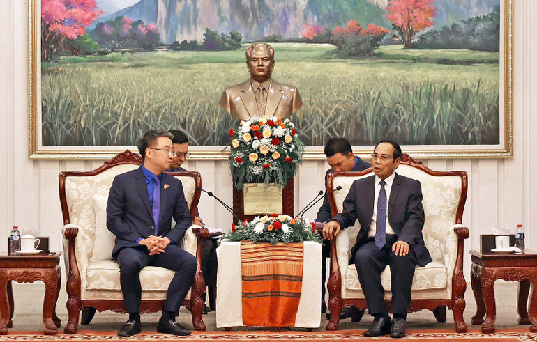 Các đồng chí Bounthong Chitmany và Nguyễn Tường Lâm tại buổi tiếp. 517534293-1070038605314757-6671928138884616694-n.jpg