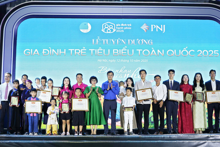 Đồng chí Bùi Quang Huy, Ủy viên dự khuyết Trung ương Đảng, Bí thư thứ nhất Trung ương Đoàn (áo xanh, ở giữa) cùng đại diện các ban, bộ, ngành, đoàn thể trao Bằng khen tặng 10 "Gia đình trẻ hạnh phúc". 8123e040f933746d2d22.jpg