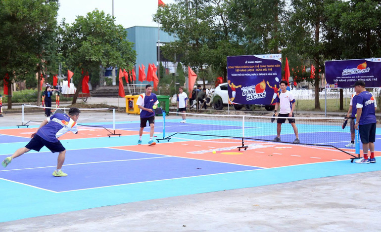 Các vận động viên nghiệp dư thi đấu chào mừng công trình. d7a23e251daa90f4c9bb.jpg
