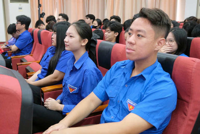 Đoàn viên, thanh niên tham gia tọa đàm. 27e78315fe3b75652c2a.jpg