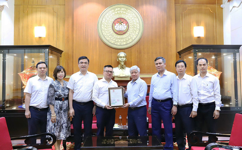 Đồng chí Đỗ Văn Chiến trao thư cảm ơn của Đoàn Chủ tịch Ủy ban Trung ương Mặt trận Tổ quốc Việt Nam cho đoàn đại biểu Báo Nhân Dân. 6f3e6c4481040c5a5515.jpg