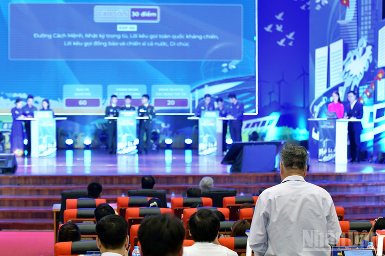 Hội đồng chuyên gia đặt câu hỏi cho các đội tuyển tại vòng chung kết. ndo_br_miu-6329.jpg