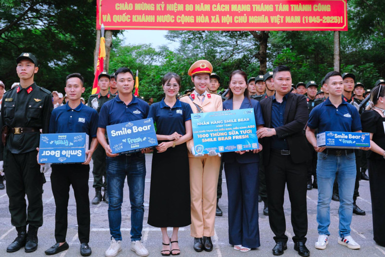 Cán bộ, chiến sĩ tiếp nhận các nguồn lực hỗ trợ tại Hòa Lạc. c0c2f18117619f3fc670.jpg