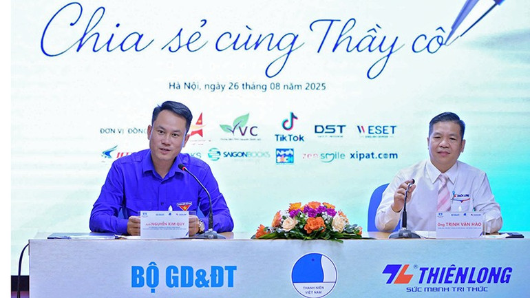 Từ trái qua: Phó Chủ tịch Thường trực Hội Liên hiệp Thanh niên Việt Nam Nguyễn Kim Quy và Giám đốc Truyền thông và Đối ngoại Tập đoàn Thiên Long Trịnh Văn Hào trả lời câu hỏi của đại diện các cơ quan báo chí. 4b4558c3187a9024c96b.jpg