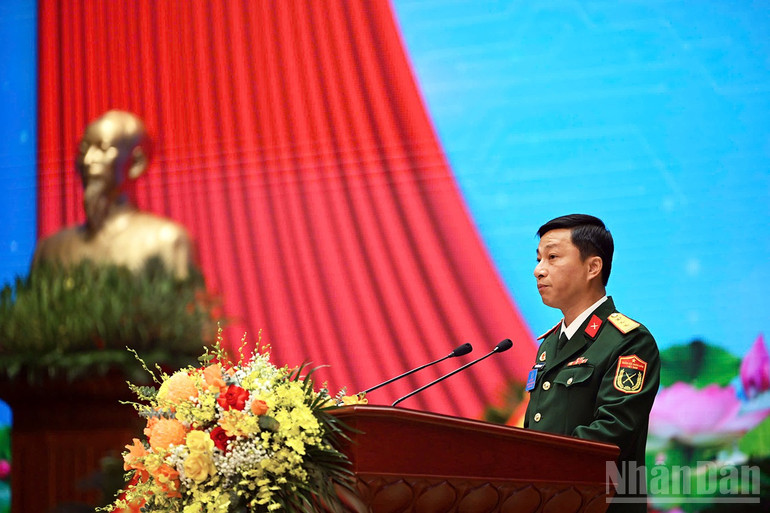 Ο Αντισυνταγματάρχης Νγκουγιέν Κουάνγκ Χούι, Επικεφαλής της Επιτροπής Στρατιωτικής Νεολαίας, προήδρευσε του Συνεδρίου. ndo_br_a313cb7e5917d6498f06.jpg