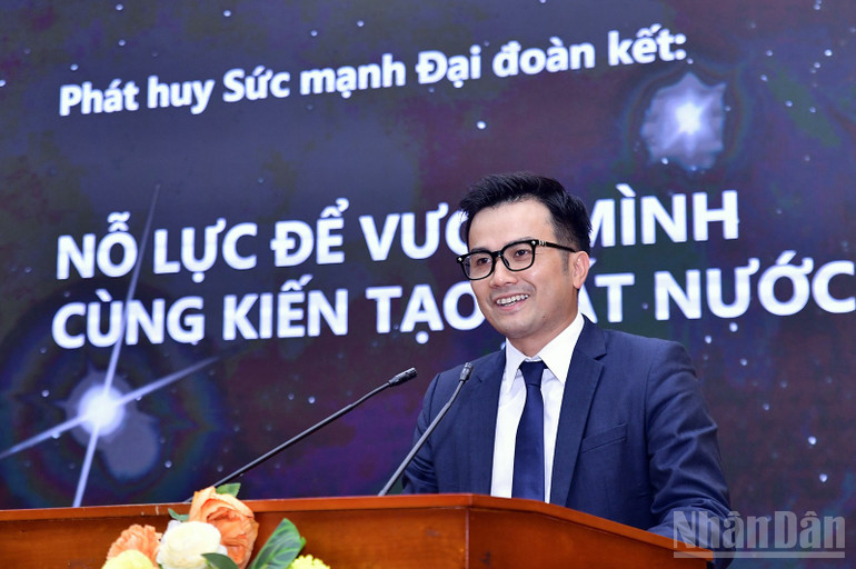 Giáo sư, Tiến sĩ Trần Xuân Bách thuyết trình trước các bạn trẻ. ndo_br_miu-5856.jpg