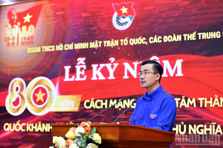 Bí thư Đoàn Thanh niên Mặt trận Tổ quốc, các đoàn thể Trung ương Nguyễn Nhất Linh đọc diễn văn kỷ niệm tại buổi lễ. ndo_br_miu-5821.jpg
