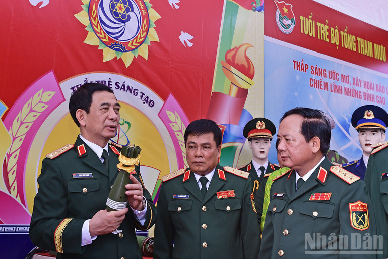 Đại tướng Phan Văn Giang tham quan các gian triển lãm trong khuôn khổ chương trình. ndo_br_miu-1355.jpg