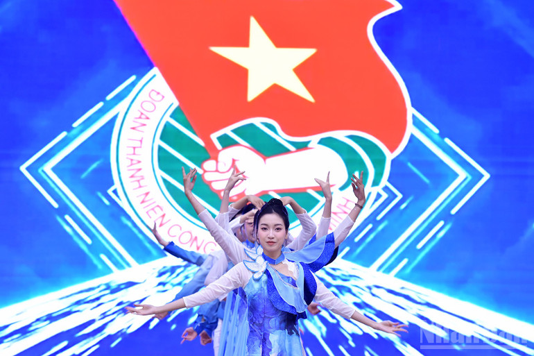 Tiết mục văn nghệ mở màn buổi lễ. ndo_br_miu-3115.jpg