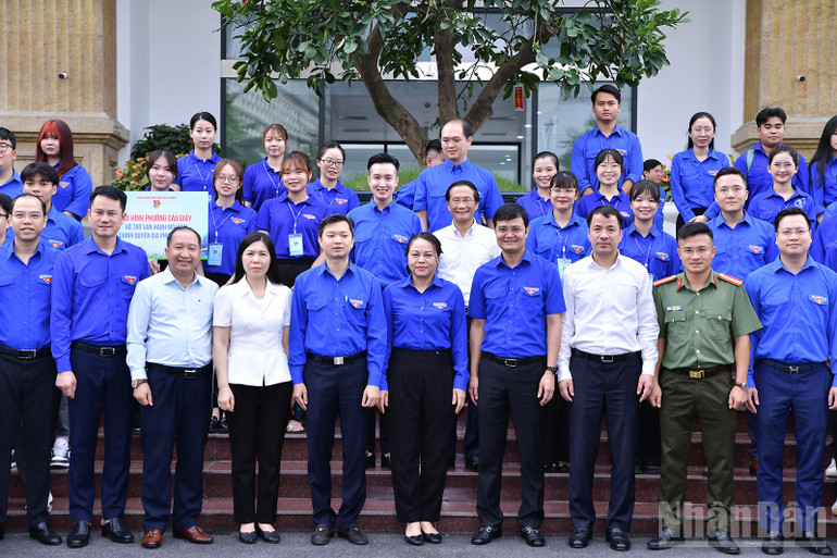 Đồng chí Nguyễn Thị Thu Hà (ở giữa, hàng đầu) và đại diện lãnh đạo các ban, bộ, ngành chụp ảnh lưu niệm với đoàn viên, thanh niên tình nguyện ndo_br_miu-3164.jpg