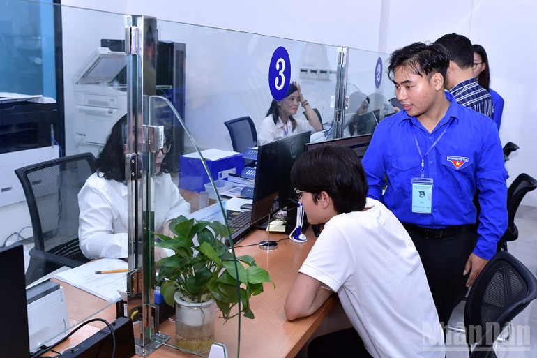 Đoàn viên, thanh niên tình nguyện hỗ trợ người dân sử dụng dịch vụ công. ndo_br_miu-3207.jpg