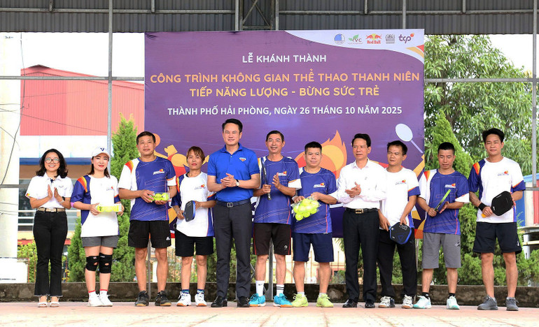 Phó Chủ tịch Thường trực Hội Liên hiệp Thanh niên VIệt Nam Nguyễn Kim Quy (thứ 5 từ trái sang) cùng đại diện các đơn vị liên quan thực hiện nghi lễ khai mạc giải pickball hưởng ứng. 8002ff74dcfb51a508ea.jpg