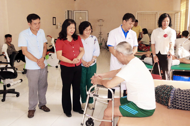 Phó Chủ tịch Hội Bảo vệ quyền trẻ em Việt Nam Lê Tuyết Mai (áo đỏ) cùng đại diện các đơn vị liên quan đến thăm người khuyết tật cao tuổi trong khuôn khổ chương trình. 285334873657670293.jpg