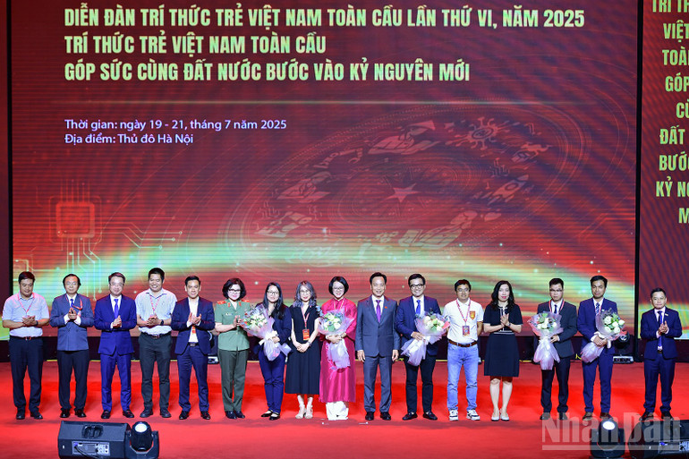 សម្ពោធក្រុមប្រឹក្សាប្រឹក្សា និងក្រុមប្រឹក្សាប្រតិបត្តិនៃក្រុមពិភាក្សានៅវេទិកាបញ្ញវន្តវ័យក្មេងវៀតណាមជាសកលលើកទី៦។ ndo_br_miu-4049.jpg