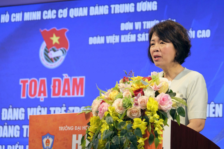 Đồng chí Nguyễn Thị Hoàng Vân phát biểu ý kiến tại tọa đàm. 07443c23410dca53931c.jpg