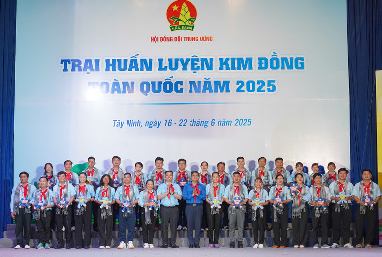Các trại sinh nhận quà lưu niệm của Ban tổ chức Trại huấn luyện. 482804bd58f5efabb6e4.jpg
