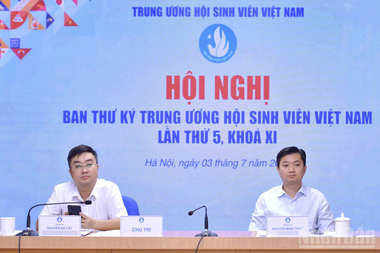 Bí thư Trung ương Đoàn, Chủ tịch Hội Sinh viên Việt Nam Nguyễn Minh Triết (bên phải) và Phó Chủ tịch Hội Sinh viên Việt Nam Nguyễn Bá Cát chủ trì Hội nghị. ndo_br_031069002fb898e6c1a9.jpg