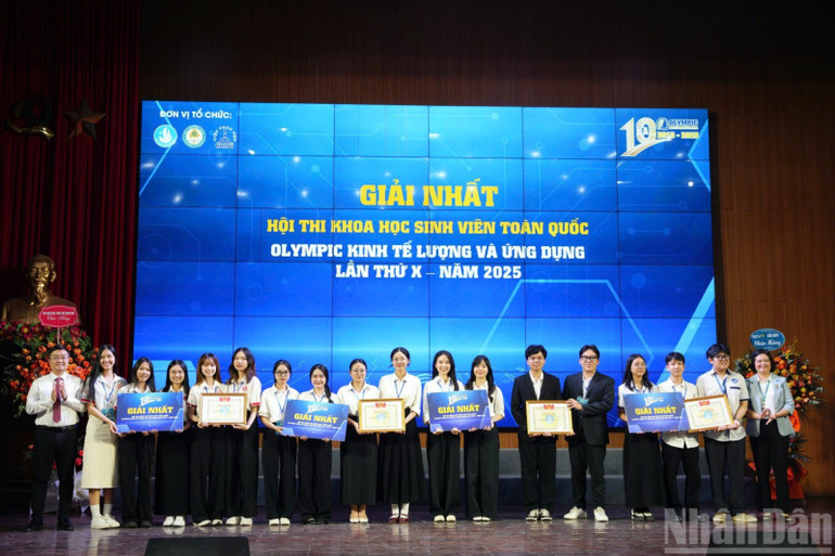 Các nhóm thí sinh giành giải Nhất. 02af60cbce167a482307-458.jpg