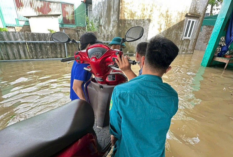 Đoàn viên, thanh niên tình nguyện cùng các lực lượng tại chỗ di chuyển tài sản của người dân đến nơi an toàn. c841f36db79c3dc2648d.jpg