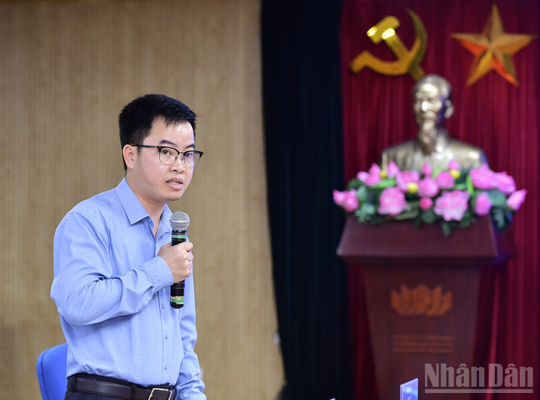 លោកបណ្ឌិត Nguyen Huy Hieu បានណែនាំខ្លឹមសារមួយចំនួនក្នុងក្របខ័ណ្ឌនៃវេទិកា។ ndo_br_miu-3855.jpg