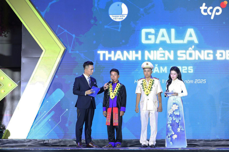 Trưởng bản trẻ tuổi Mùa A Thi giao lưu với các đại biểu tại Gala "Thanh niên sống đẹp" năm 2025. 87f2ecfc5c94d1ca8885.jpg
