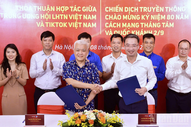 Bí thư Trung ương Đoàn, Chủ tịch Hội Liên hiệp Thanh niên Việt Nam Nguyễn Tường Lâm (hàng đầu, bên phải) và ông Nguyễn Lâm Thanh, đại diện TikTok Việt Nam trao biên bản hợp tác. ndo_br_1253082f636eeb30b27f.jpg