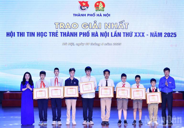 Đại diện Ban tổ chức Hội nghị trao Bằng khen tặng các thí sinh giành giải Nhất tại Hội thi Tin học trẻ thành phố Hà Nội lần thứ 30, vừa khép lại những ngày qua. ndo_br_0bb4f7bc7d66c93890772.jpg