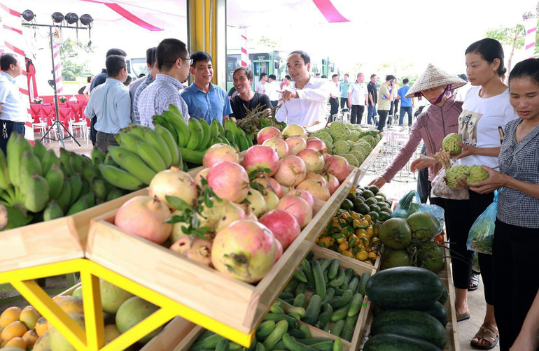 Khu vực chợ Minh Châu cũ nay được tích hợp vào bến xe buýt, tạo thuận tiện cho người dân trong mua sắm, giao thương. c29ab5ce23cdae93f7dc.jpg